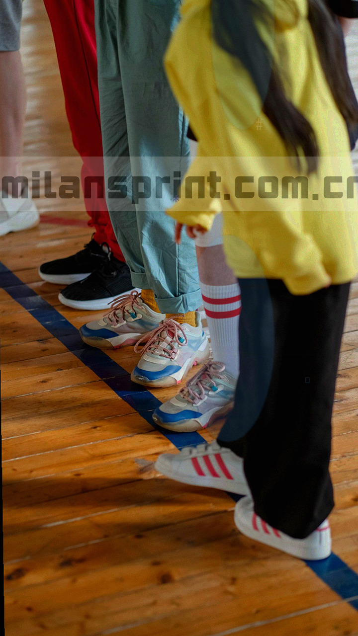 窄屏手机界面示意图，内容为卡片列表，底部吸附一条霓虹红订阅条